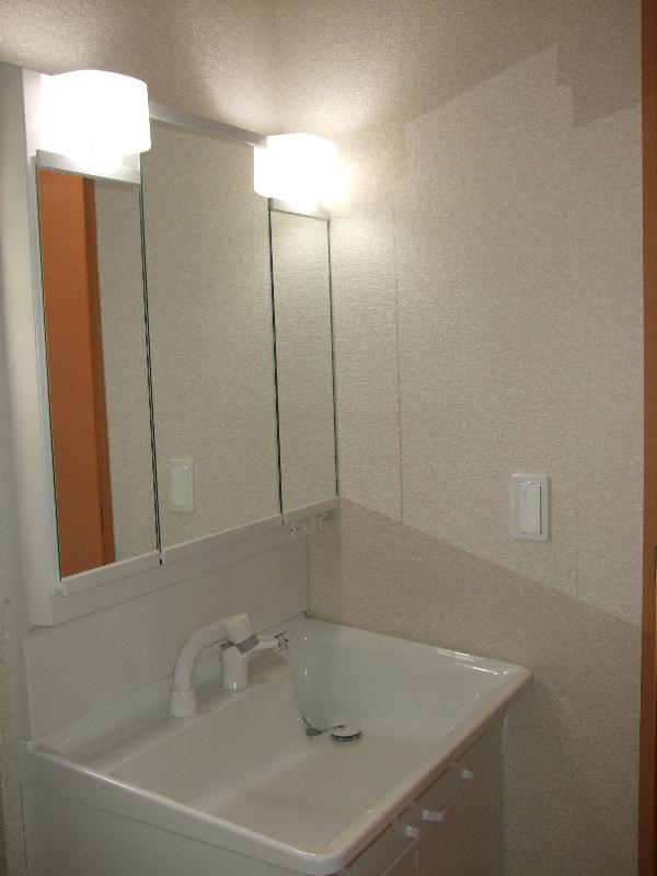 Wash basin, toilet. Washstand is a picture.