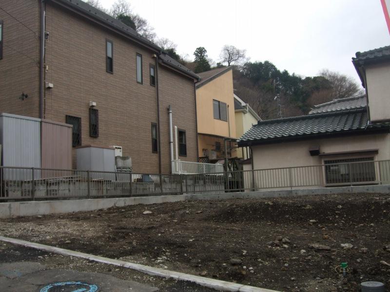 Local photos, including front road. Front 4m is a public road.