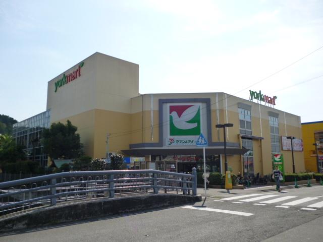 Supermarket. To York Mart 419m