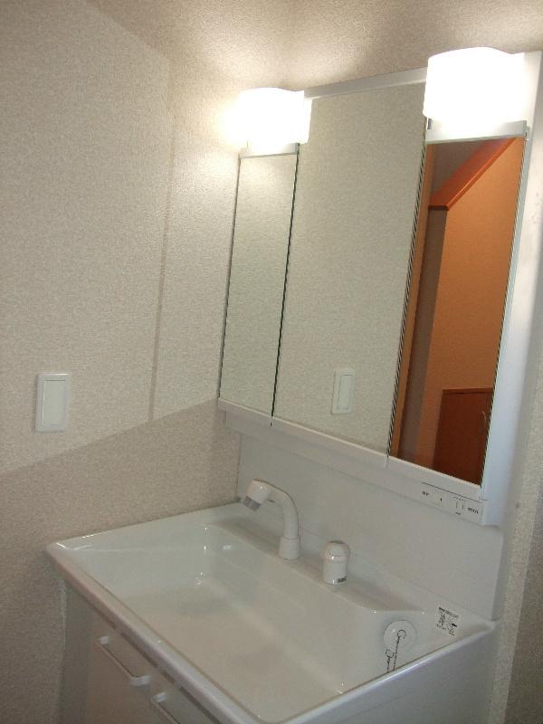 Wash basin, toilet. Washstand is a picture.