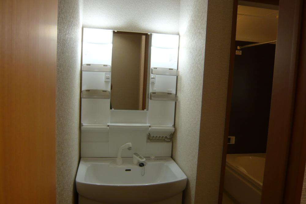 Wash basin, toilet. Indoor (10 May 2013) Shooting