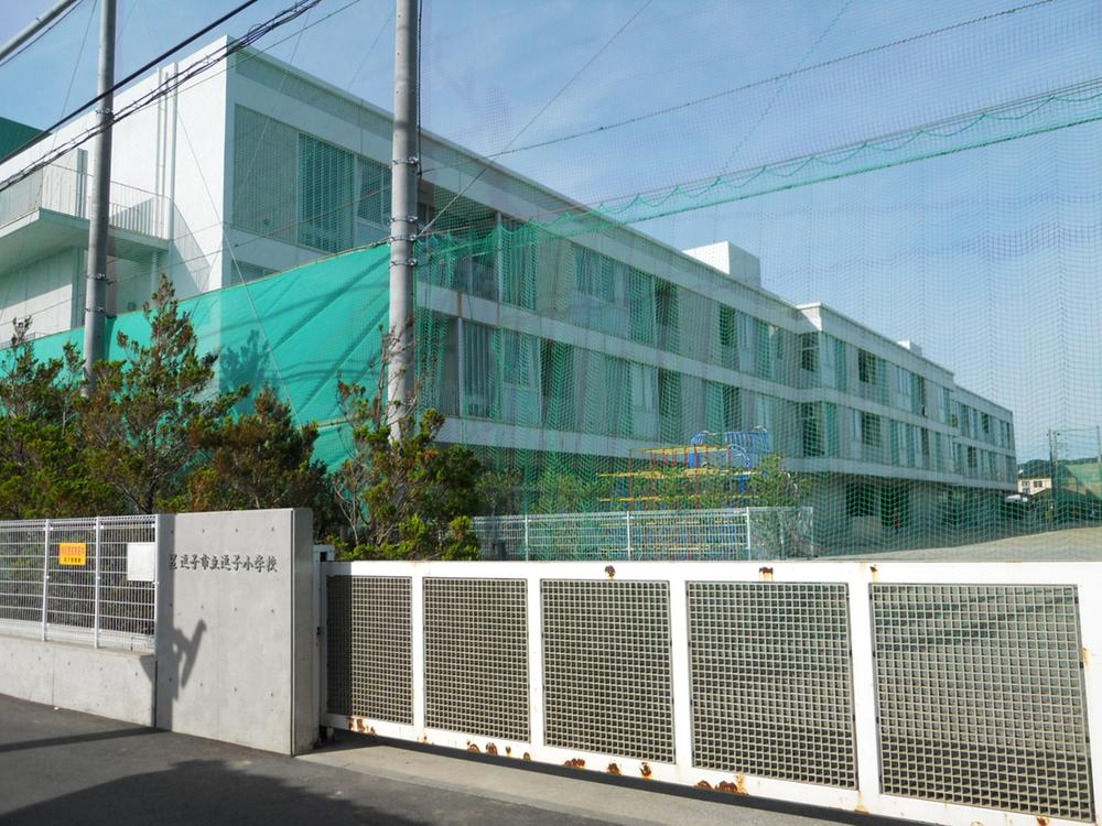 Primary school. Municipal Zushi Elementary School about 1000m
