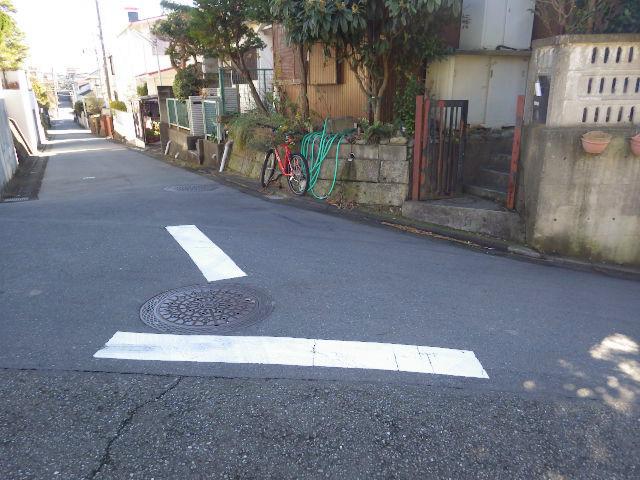 Local photos, including front road. It is north width about 4m.