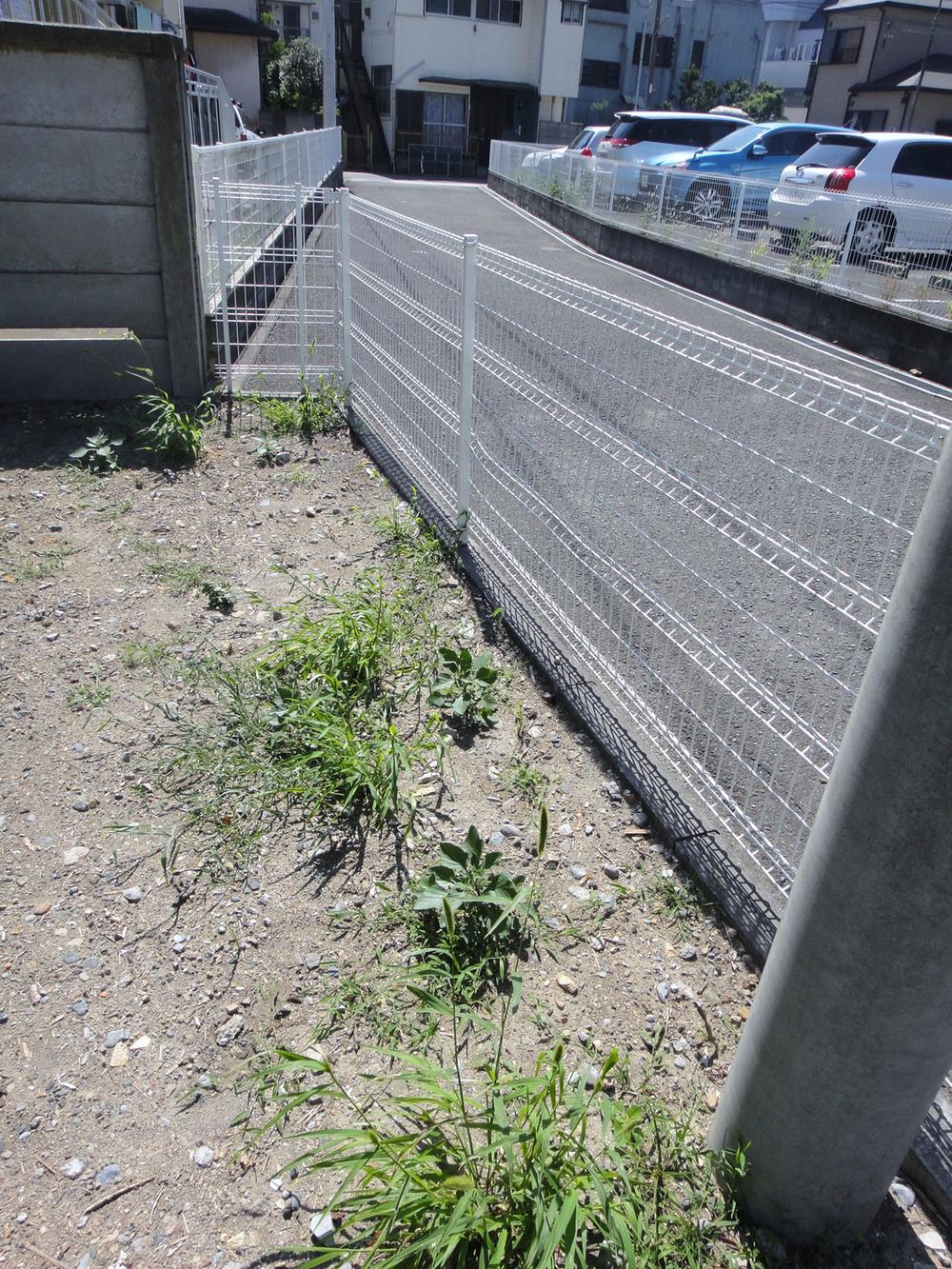 Other local. You have set the way easement on the west side of the adjacent land passage land. Doorway is not inconvenient because about 5m.