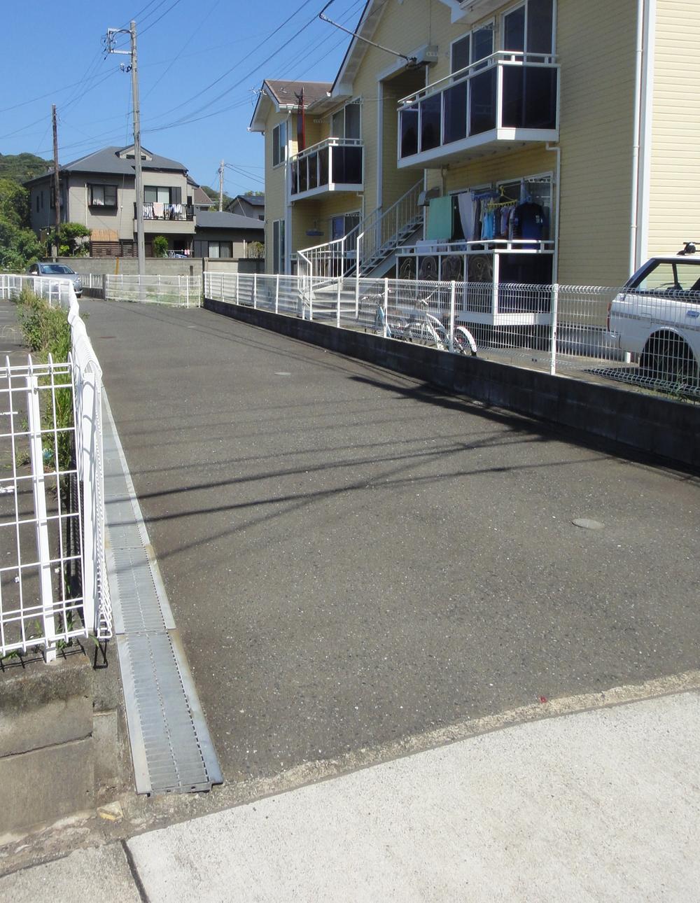 Other local. From the west side of the public road, Put through the neighboring land passage site of this 4m width. (Human and passenger car traffic allowed)