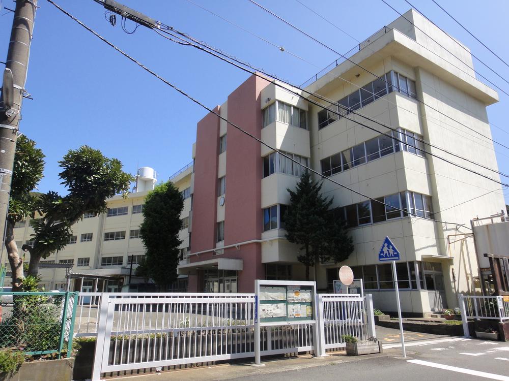 Junior high school. Hisaki 860m until junior high school