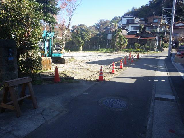 Local land photo. Sense of openness is both good per sun per southeast corner lot.