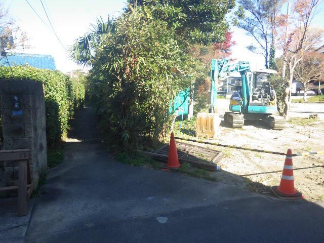 Local photos, including front road. The east side is also open because it is the road.