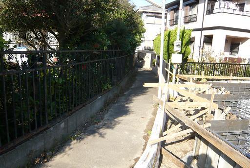 Local photos, including front road. Local (11 May 2013) Shooting Entrance side the entire surface of the road