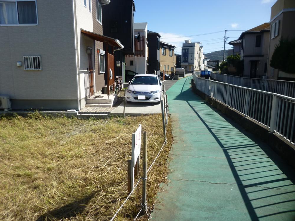 Local photos, including front road. It is Article 43 road along the river. It has been carried out one after another setback, The south has become quite widely.