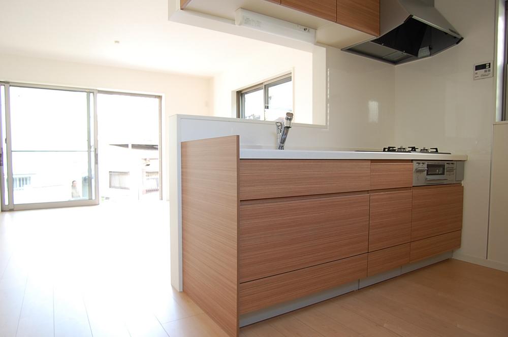 Living. 14 ・ 5 Pledge living Counter kitchen conversation with family bouncy. The front is likely to be cooking in a bright feeling there is a large window facing the garden. 