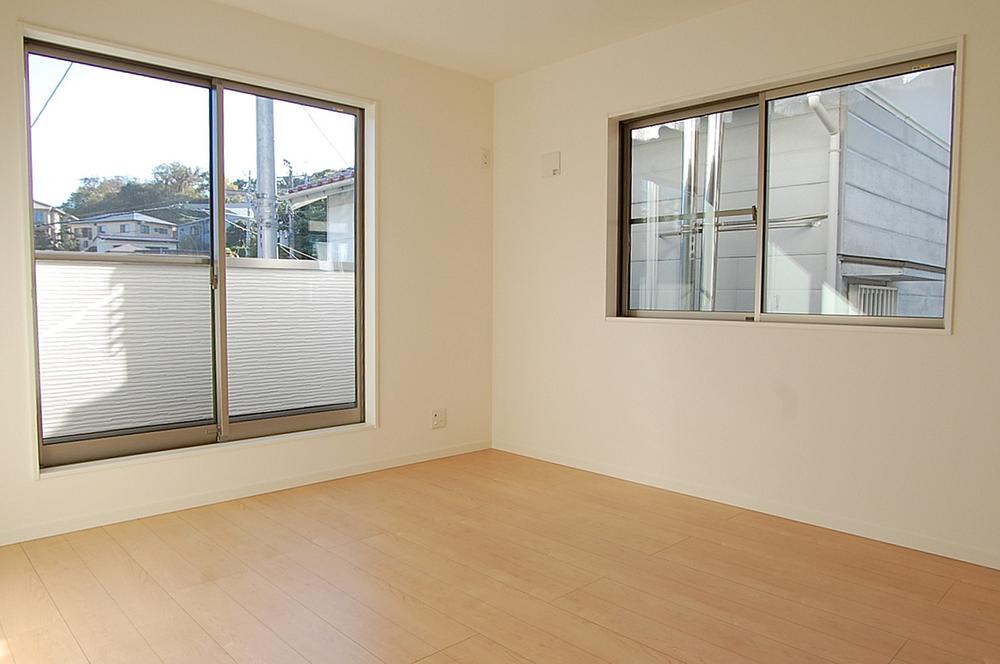 Non-living room. South-facing 7 quires Western-style. 