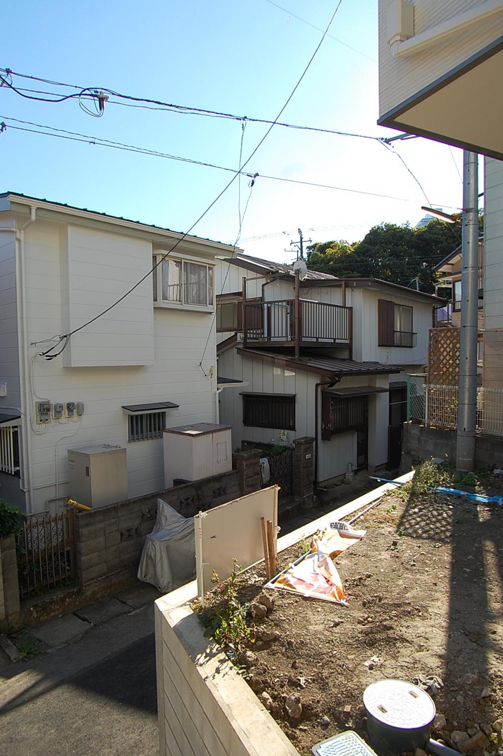 Local appearance photo. The sea near, but it is safe because the hill. 