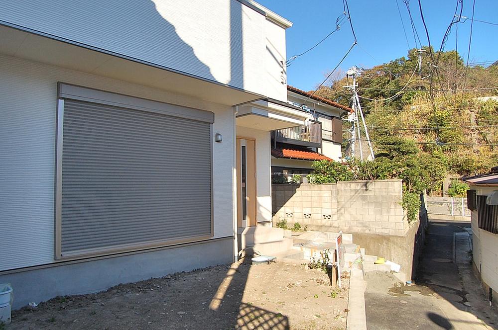 Garden. There is a garden of your easy-care size is on the south side. 