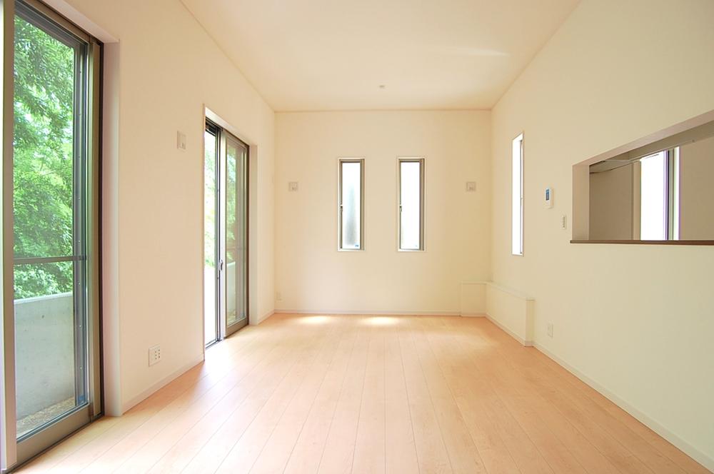 Living. Fashionable hatch type of counter.