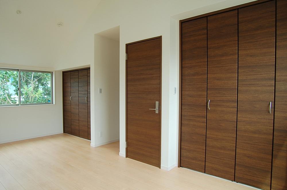 Non-living room. Storage lot 10 Pledge Western-style.