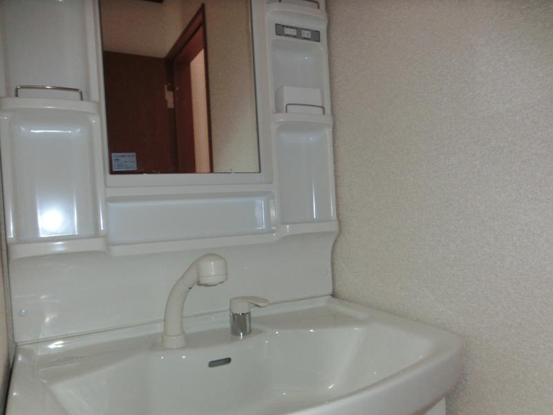 Wash basin, toilet. Wash basin