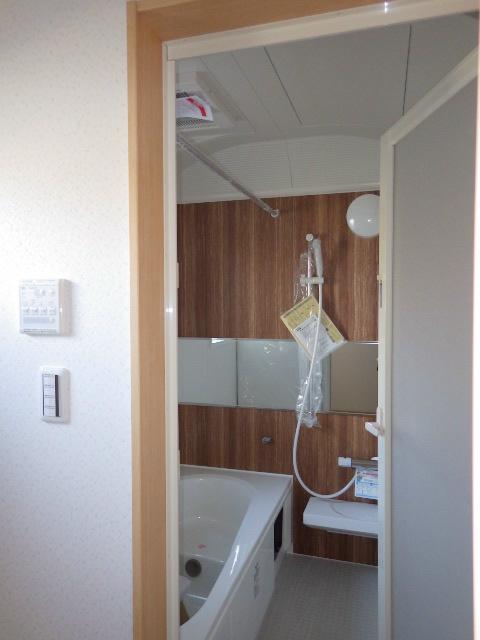 Bathroom. Spacious bath Hitotsubo type with bathroom drying