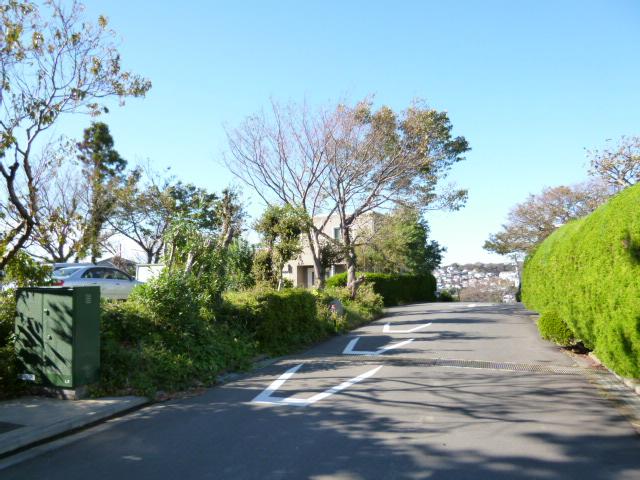 Local photos, including front road. Relaxed about 6m the front road.