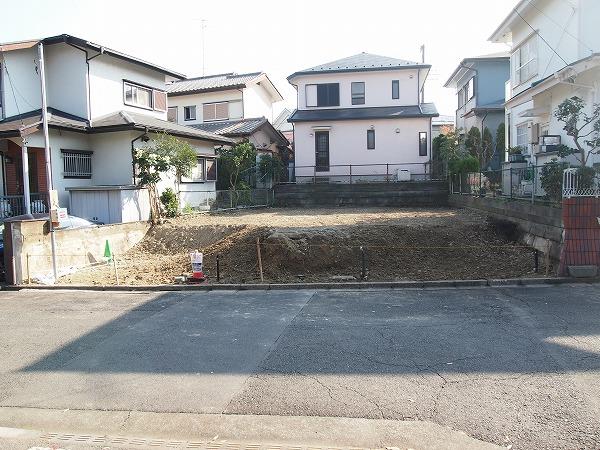 Local photos, including front road. Local (12 May 2013) Shooting