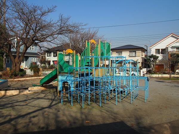 park. 100m to the green Hill Sand Park