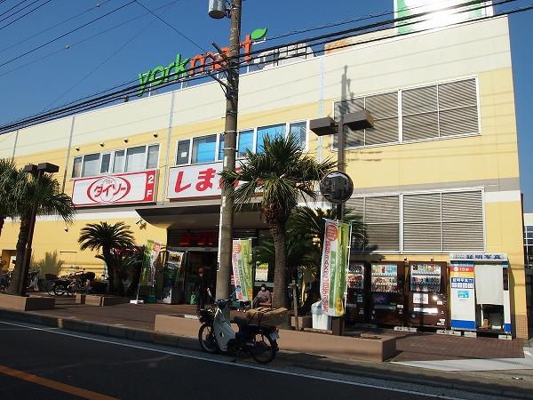 Supermarket. To York Mart 2200m