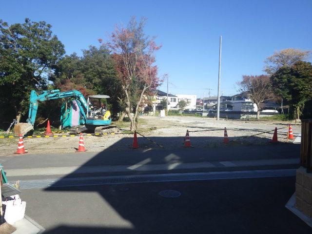 Local photos, including front road. Front 4m is a public road.