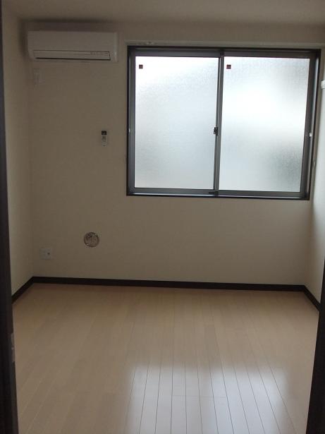 Living and room. It is 1F of the room. There is air conditioning.