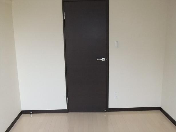 Living and room. It is 1F of the room.