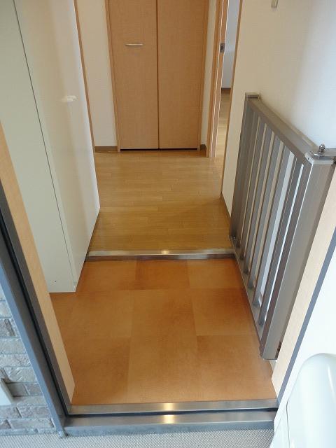 Entrance. Fences have been installed for pets ☆