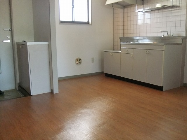 Kitchen. The kitchen is next to you take the lighting there is a window ☆