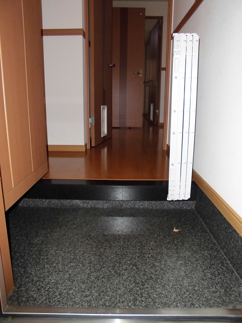 Entrance. There is also a fence to protect the pet ☆