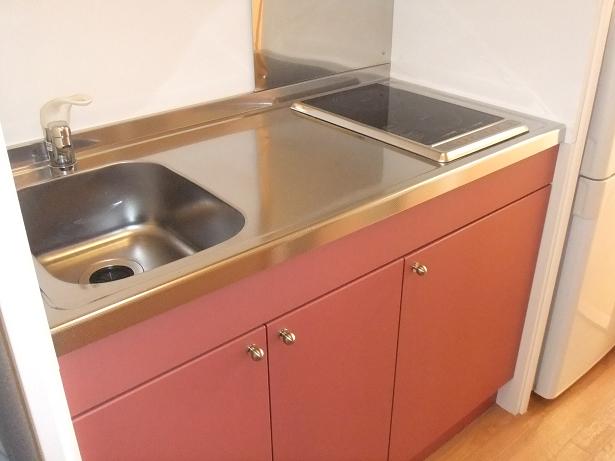 Kitchen. 2 is a neck kitchen with electric stove ☆