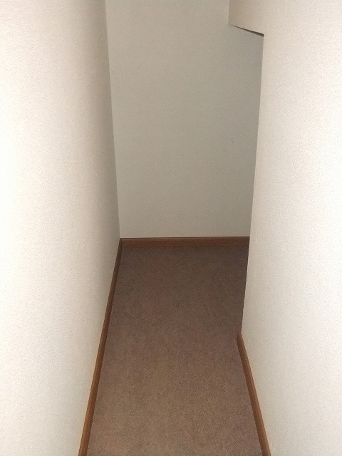 Receipt. Stairs under storage ☆