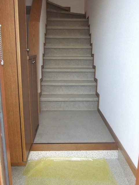 Entrance. To the second floor in the Staircase ☆