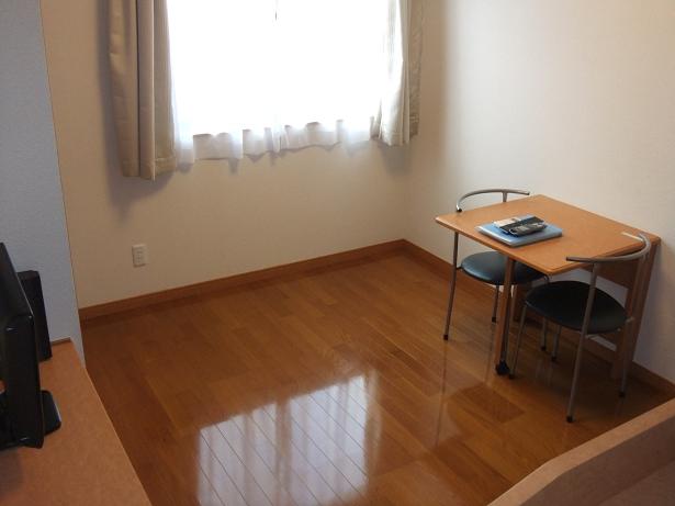 Living and room. It is bright, south-facing ☆