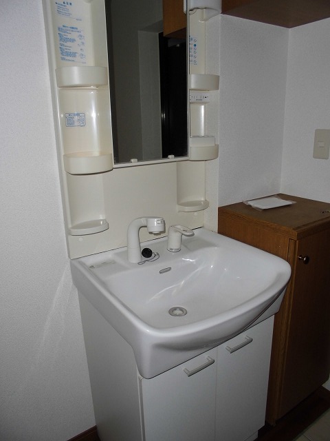 Washroom. Washbasin with shower ☆