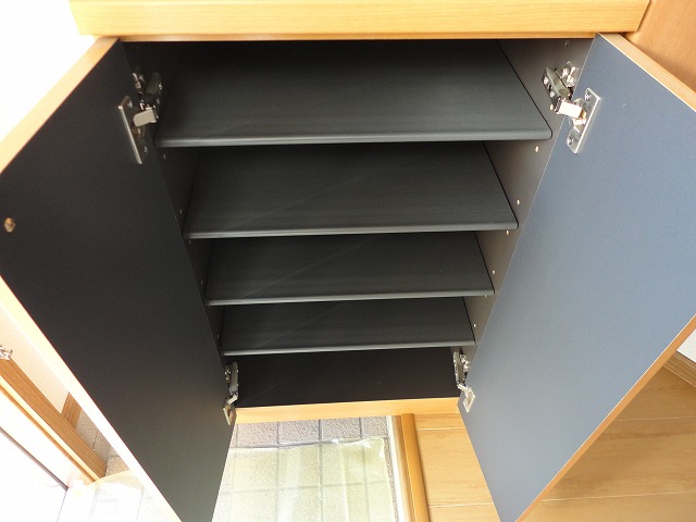 Entrance. Cupboard ☆