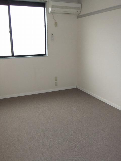 Living and room. The second floor has become a carpet.