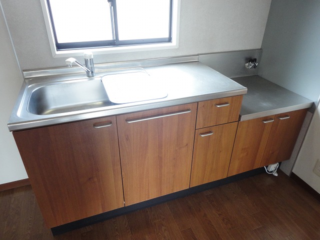 Kitchen. It is bright and there is a window ☆