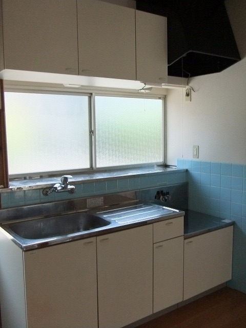Kitchen. It is bright and there is a window ☆
