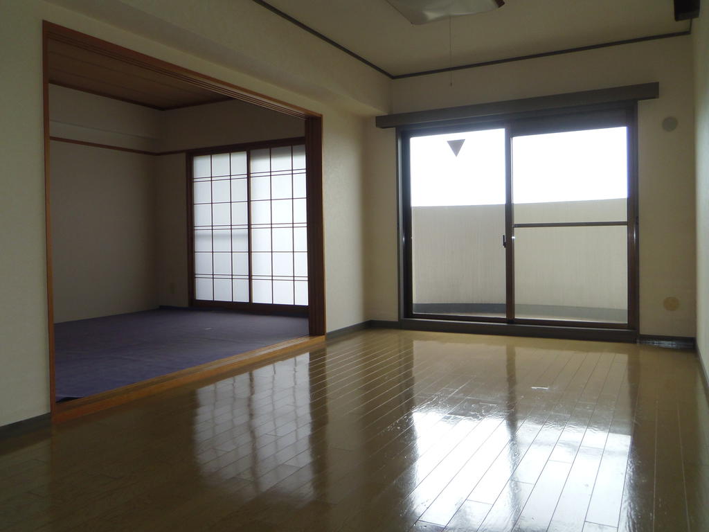 Living and room. Yang per facing south ・ Good view