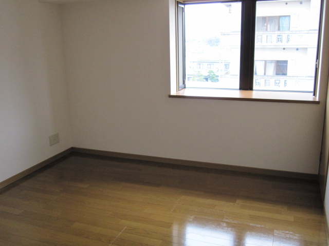 Other room space. Sunny Western-style 2