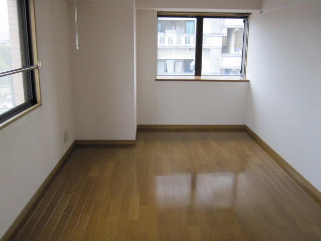 Other room space. Sunny Western-style