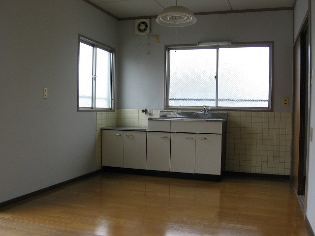 Kitchen. 2 Menmado! The top floor angle room! Lighting is also good!