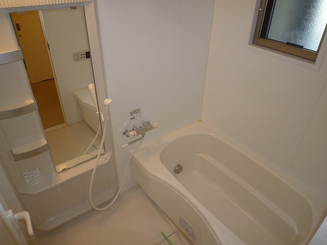 Bath. Spacious bath, which can stretch the legs! Blown off also tired! !