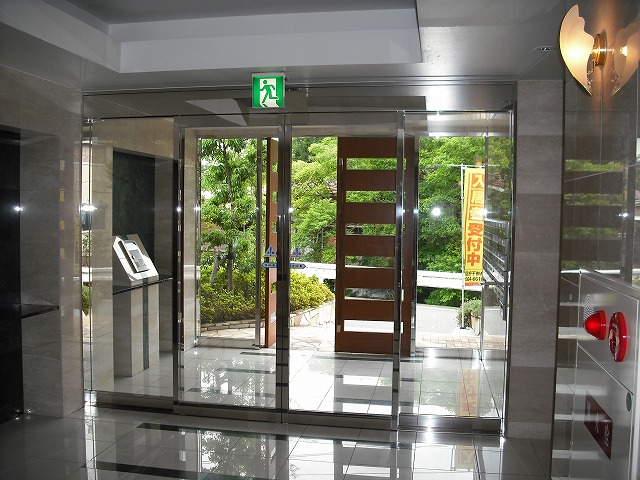 Entrance. TV monitor with auto-lock