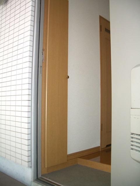 Entrance. Cupboard storage