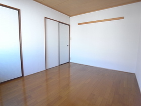 Living and room. Plate on the north side Western-style is ^^ wall is hanging ^^