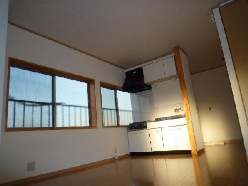 Living and room. The window is a lot brighter ☆ ☆